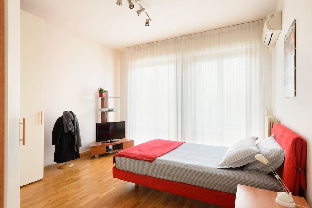 Camera da letto con letto alla francese