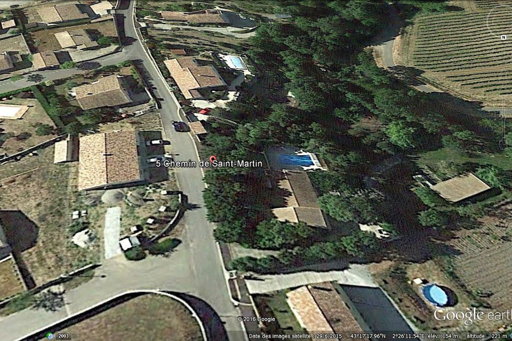 Perdue dans les arbres votre gîte avec sa grande piscine