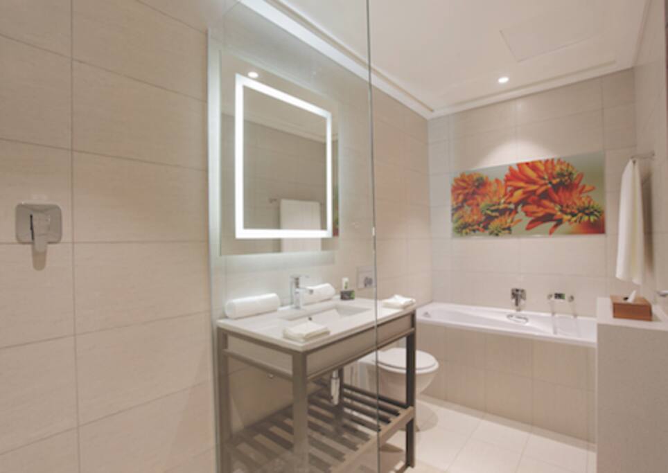 Main bedroom en suite bathroom