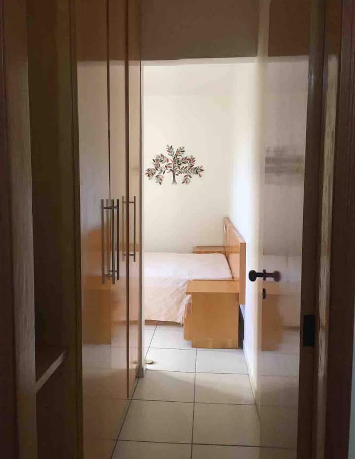 Vstup do spálňového apartmánu so šatníkom.
