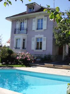 chambre dans maison avec jardin et piscine