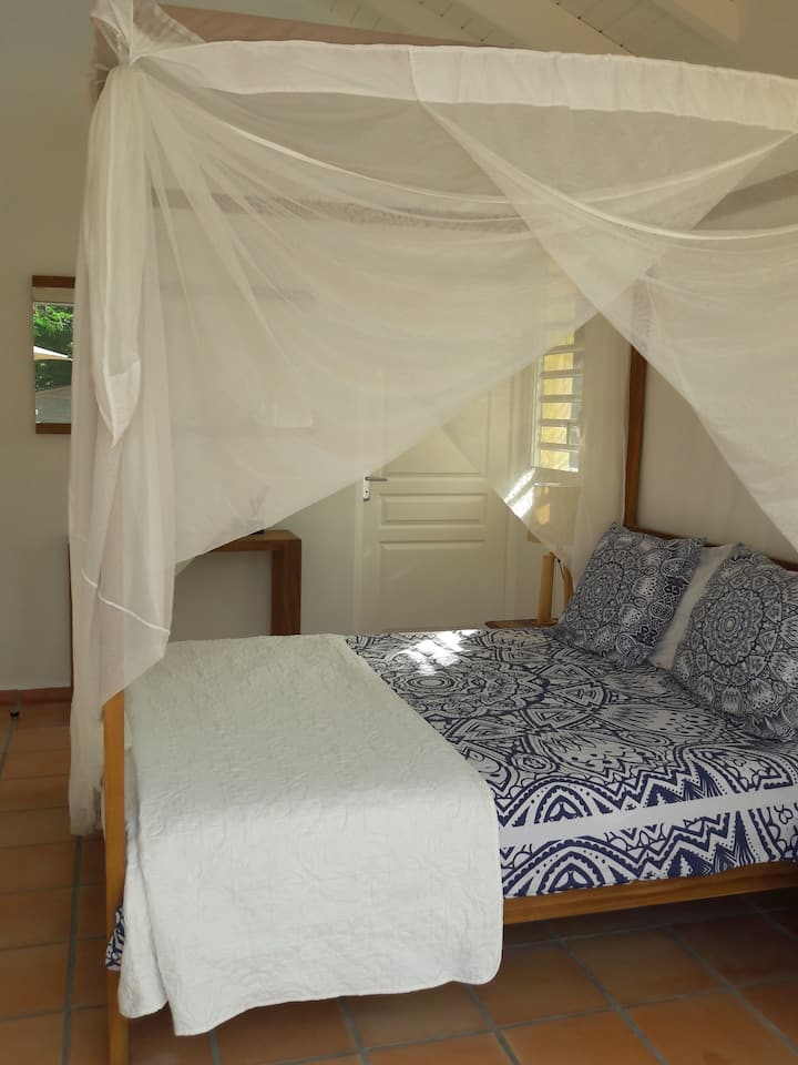 Master: queensize bed, airconditioning, kleedkamer, badkamer met inloopdouche, toilet.
Deze kamer ligt aan het zwembad.