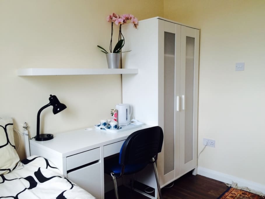 Single bedroom with own shower room (En-suite)