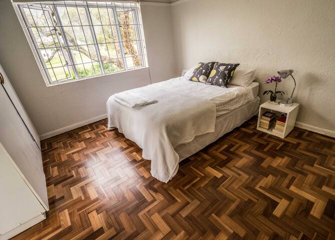 Beautiful Art Deco apartment in Gardens, Cape Town gallery image 4