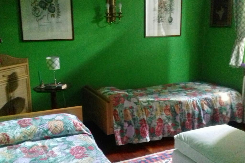 Camera da letto con due lettini