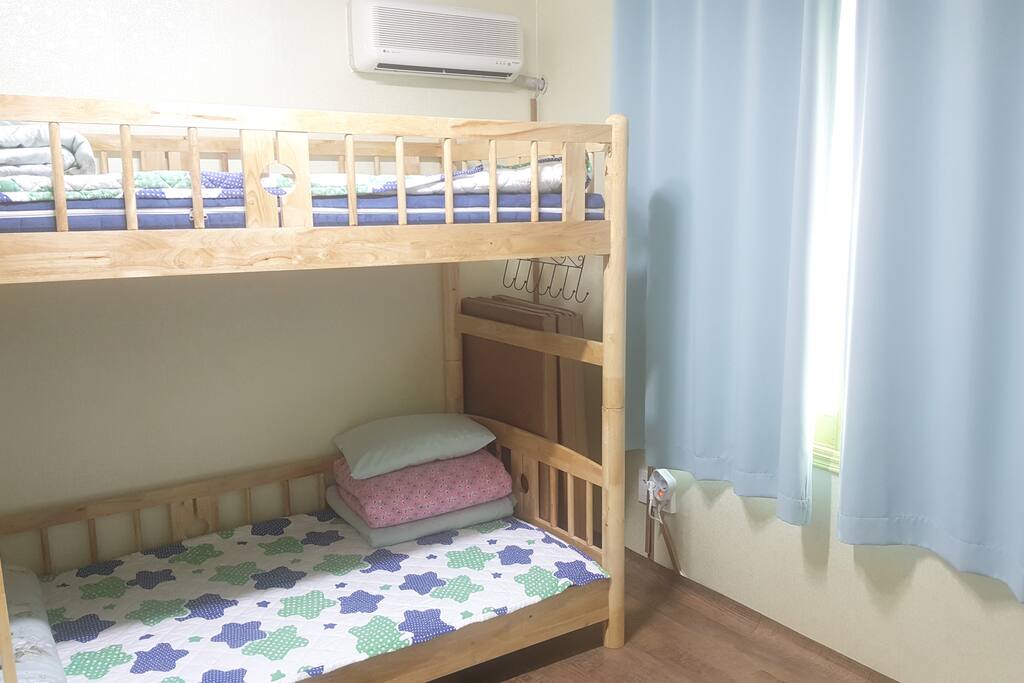 편안한 2층 침대와 메트리스