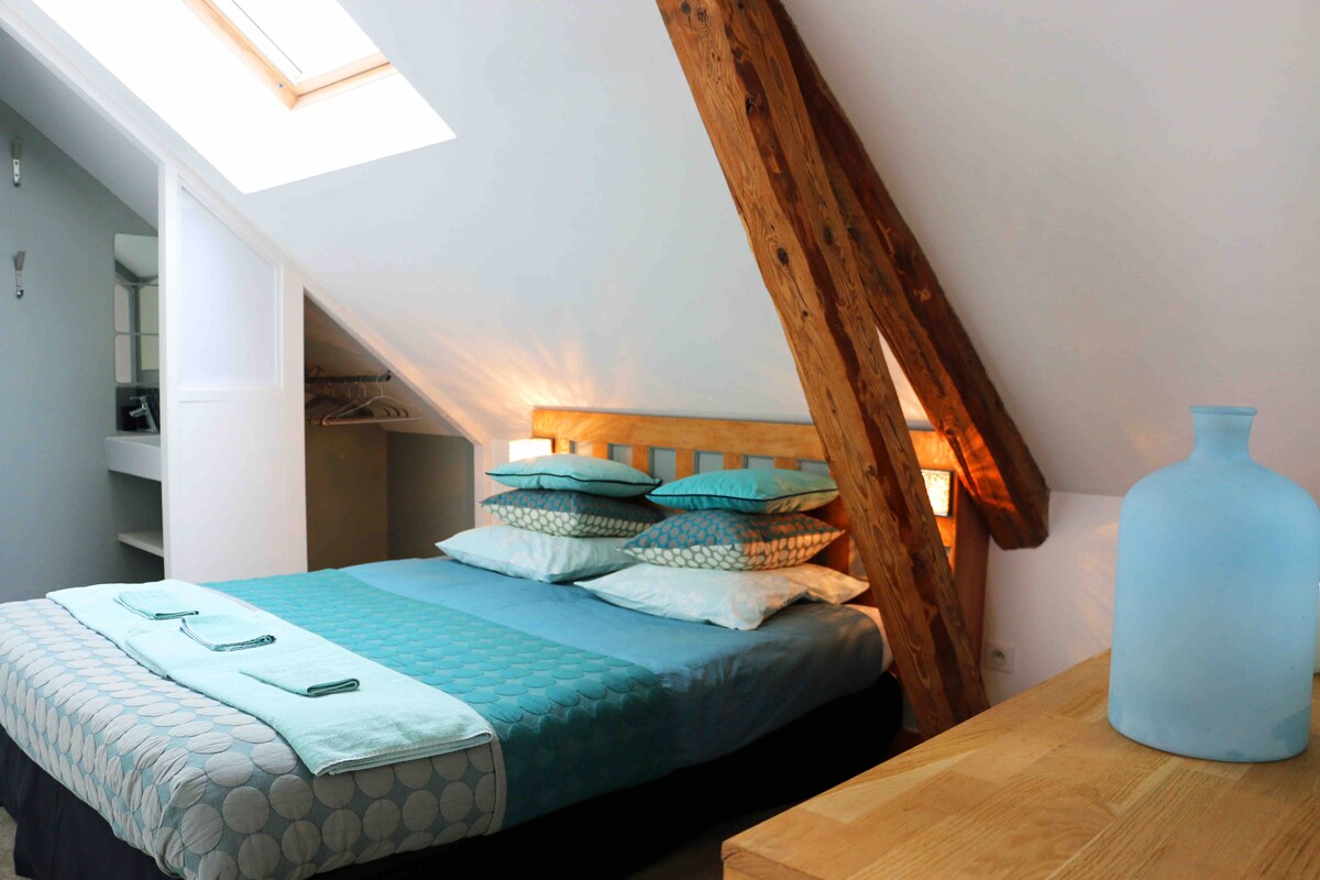 Spálňa s manželskou posteľou a vlastnou sprchou