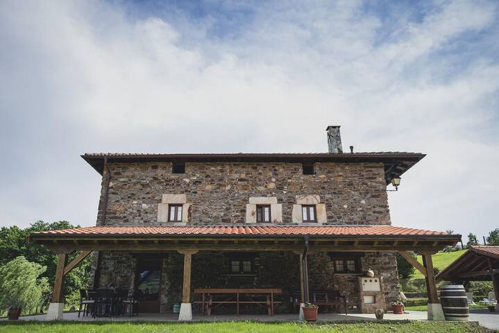 Casa rural en entorno natural cerca de ciudades. gallery image 2