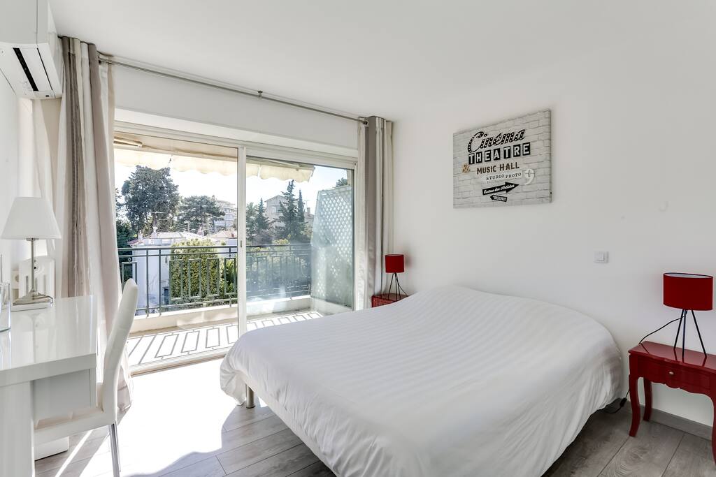 Queen size bedroom with small office