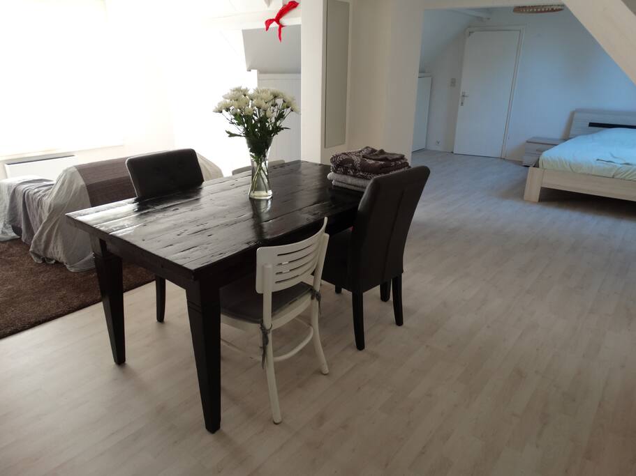 Tafel met 4 stoelen in grote ruimte