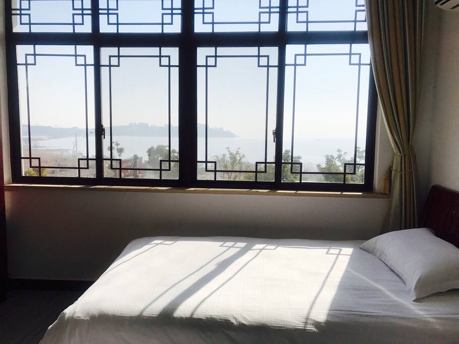 卧室窗外湖景