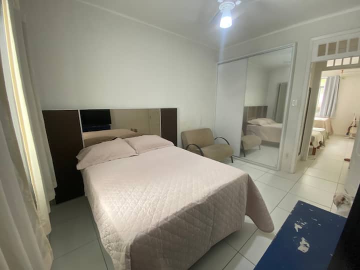 我们的双人房配有空调和50英寸智能电视。 舒适的双人床、带大镜面门的衣柜。 