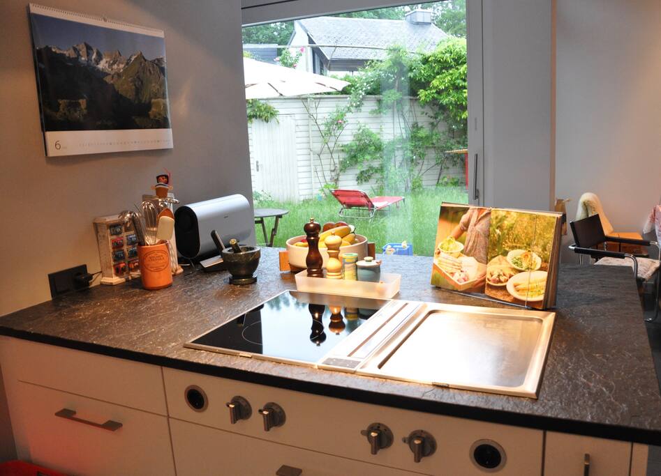 Küchenblock mit Induktionskochfeld und Teppanyaki