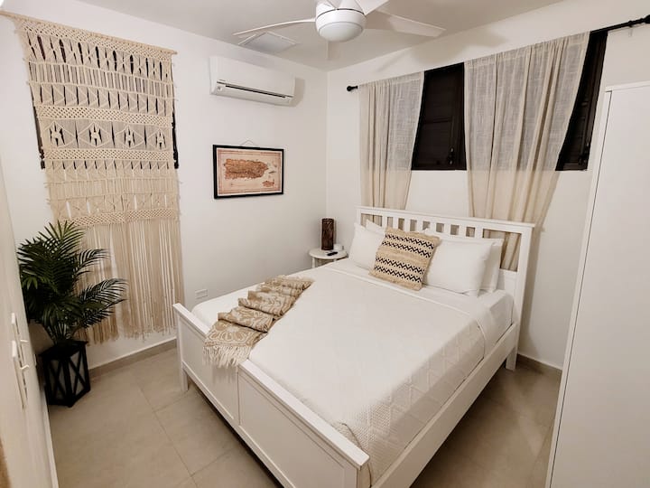 בחדר השינה השני יש מיטה זוגית רחבה