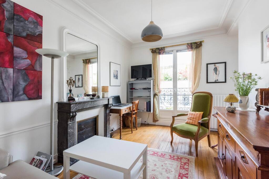 Salon équipé d'une TV , d'un lecteur DVD et du WI-FI par fibre optique