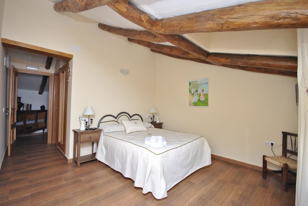Dormitorio con tele y baño