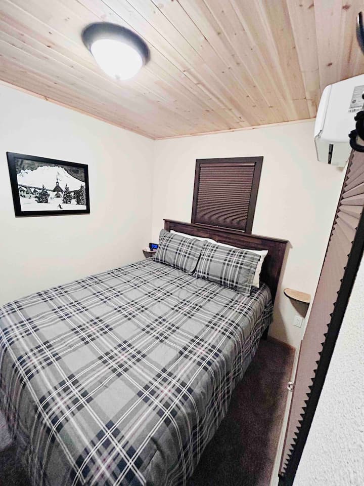 The bedrooms have their own individual climate controll, queen sized bed and TV. Bedding may differ from photo