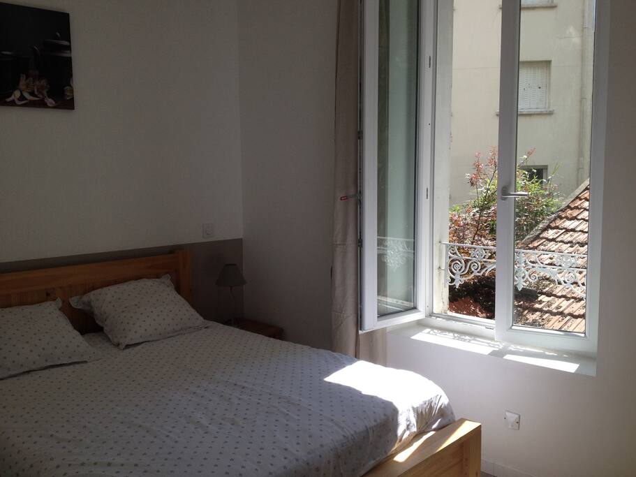 chambre rénovée, insonorisée et clair.