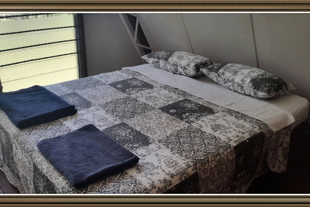 Main bedroom, queen size bed, with lake view