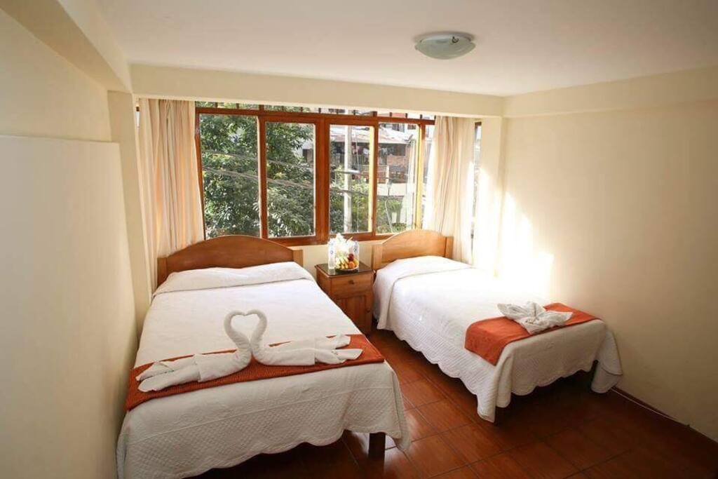Camas confortable, habitación amplia, cómoda, con vista al río y paisaje natural