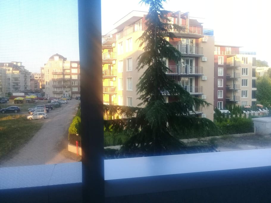 Le balcon: les 2 chambres à coucher possèdent chacune une porte pour accéder au balcon commun