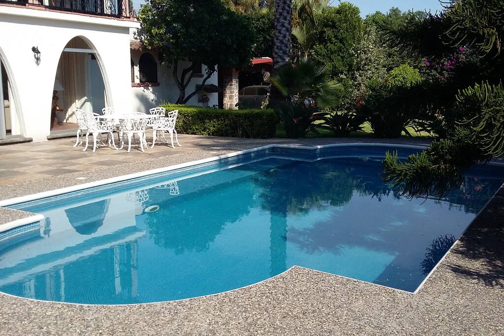 Have a lovely holiday in sunny Cuernavaca, lounging around the pool.