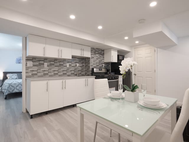 💎Modern & Charming Suite W/ King  Bed-Safe Area💎