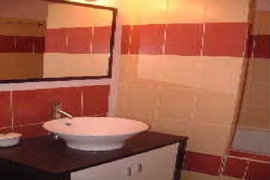 Salle de bains avec baignoire