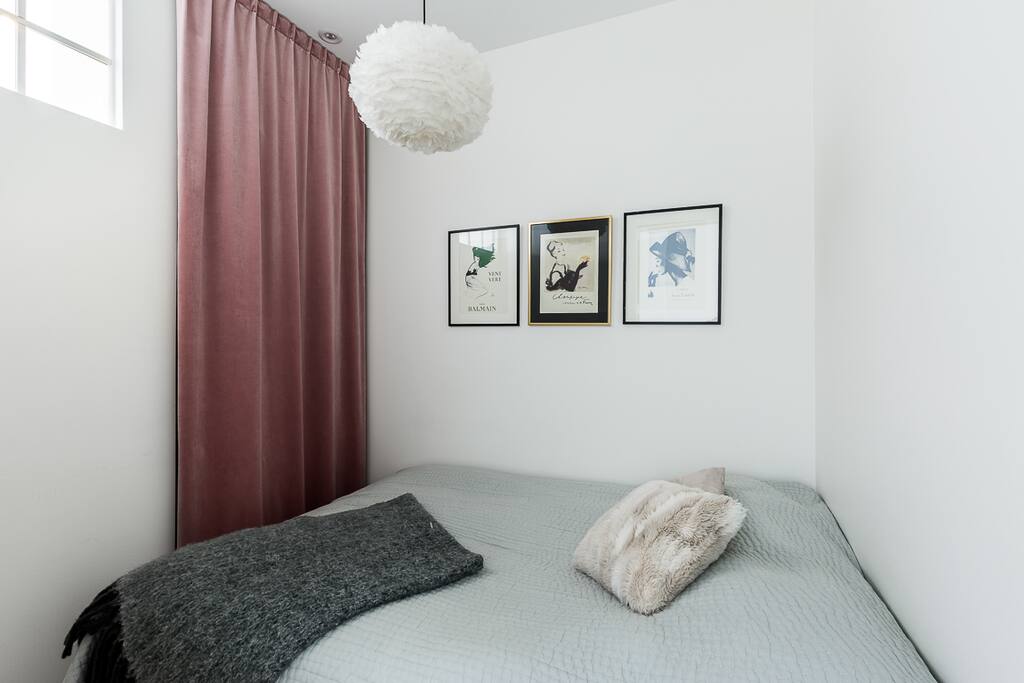 Second bedroom with queen bed