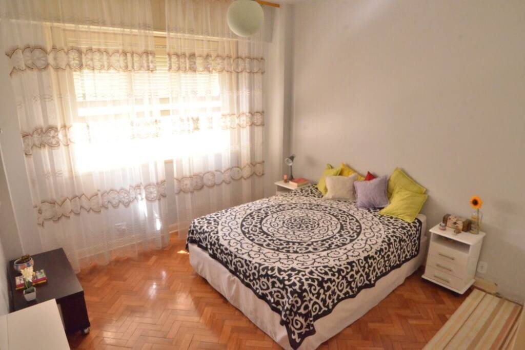 Quarto principal bem iluminado e cama confortável. // Main bedroom with natural lighting and amanzingly comfortable bed.