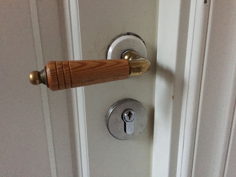 Feel safe with us, YOUR door have a good and secure keylock