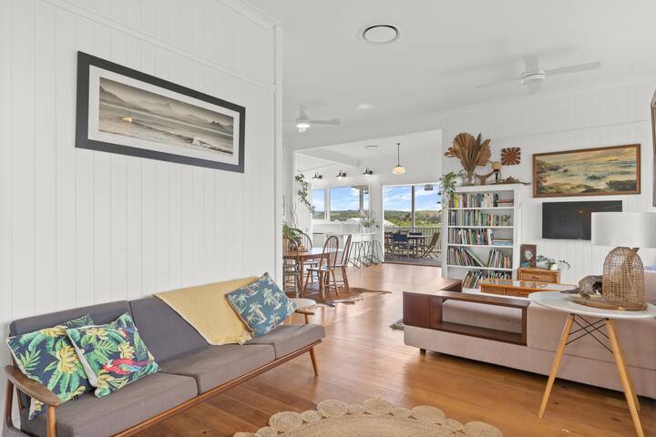 Beautiful Bangalow abode w/ views and pool gallery image 5