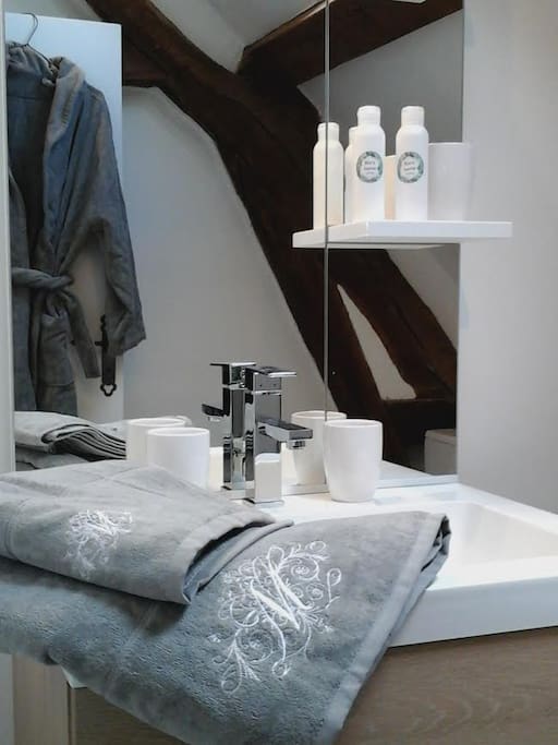 Salle de bains neuve, produits de bains bio. Linge de toilette Bouchara, sur demande (15 eur.).