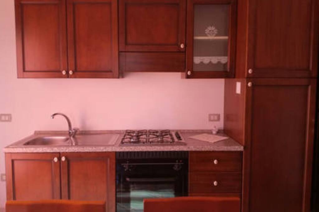 Cucina, forno, frigorifero, freezer, lavandino