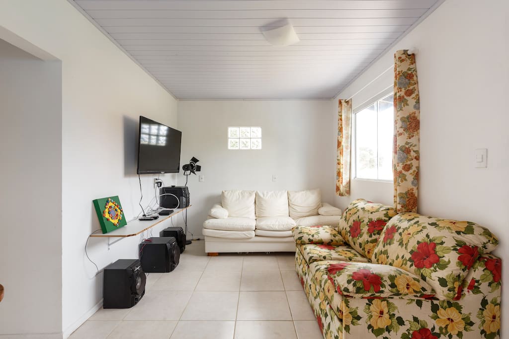 Sala com 2 sofás e Tv de 47 polegadas, a cabo. Wifi