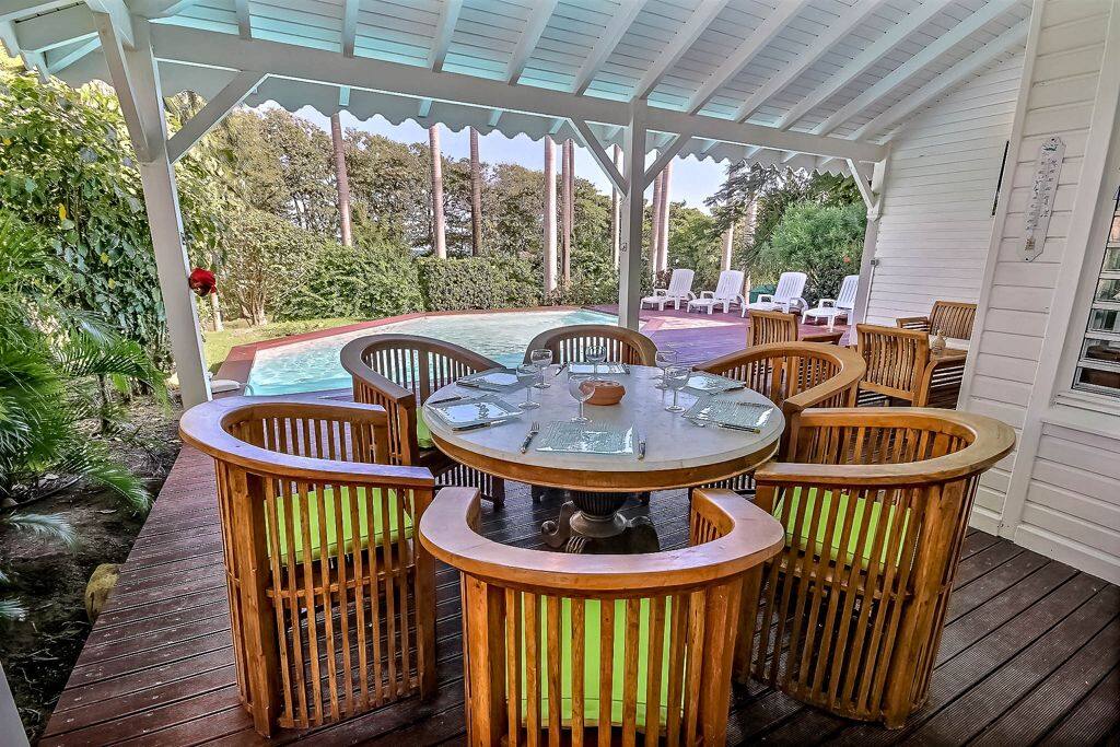 Terrasse en bord de piscine