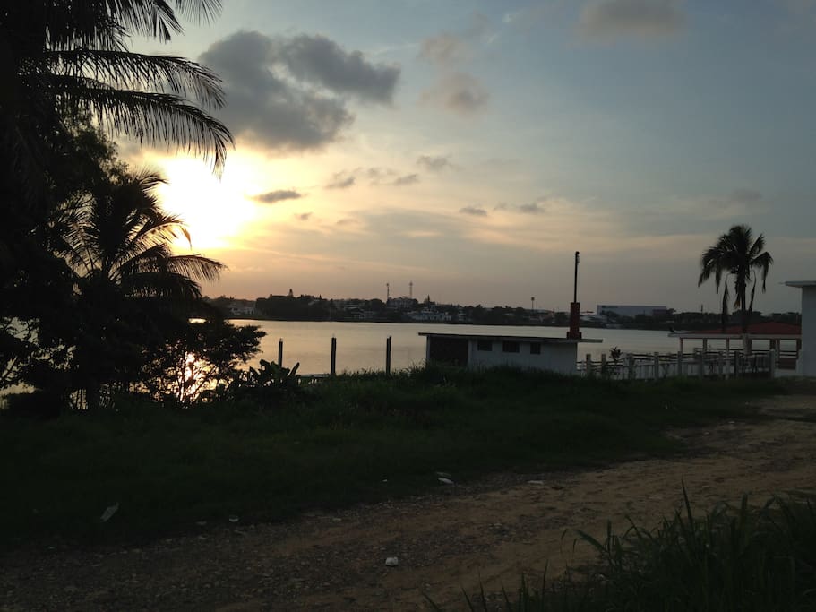 Atardecer desde la orilla del rio