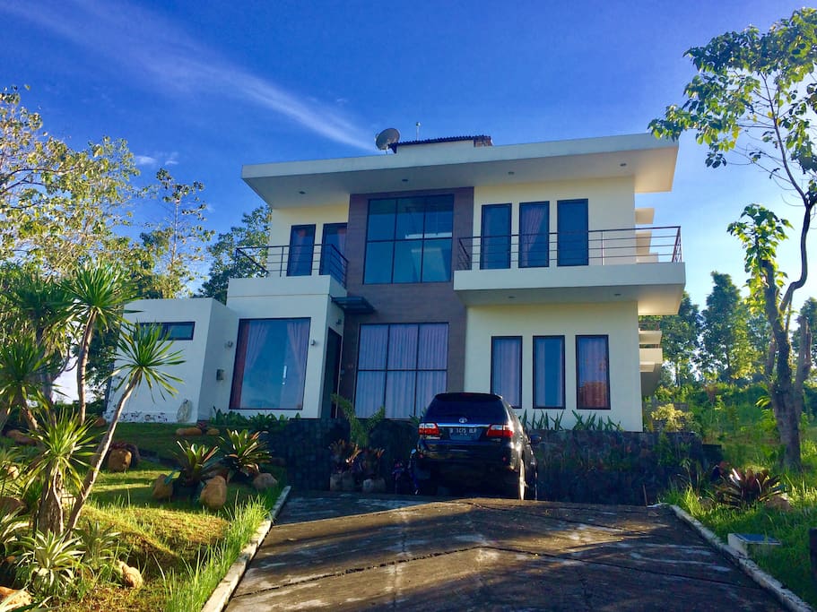 View depan rumah di waktu pagi hari