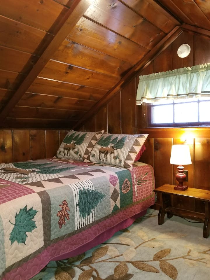 חדר שינה בלופט עם מיטה זוגית