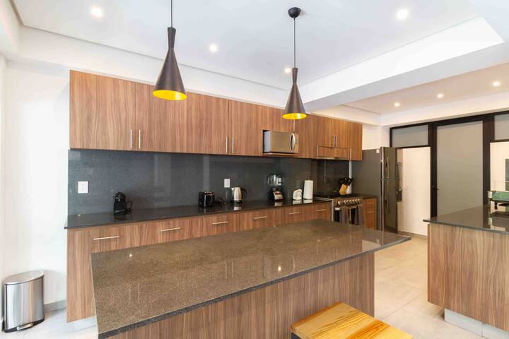 Outdoor Patio Luxury 3BD Apartment gallery image 5