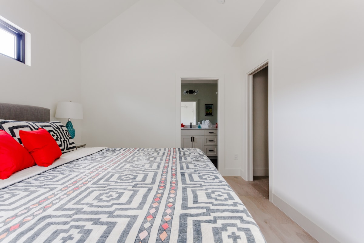 Bright & Modern SoCo Retreat, Minutes from DT!
