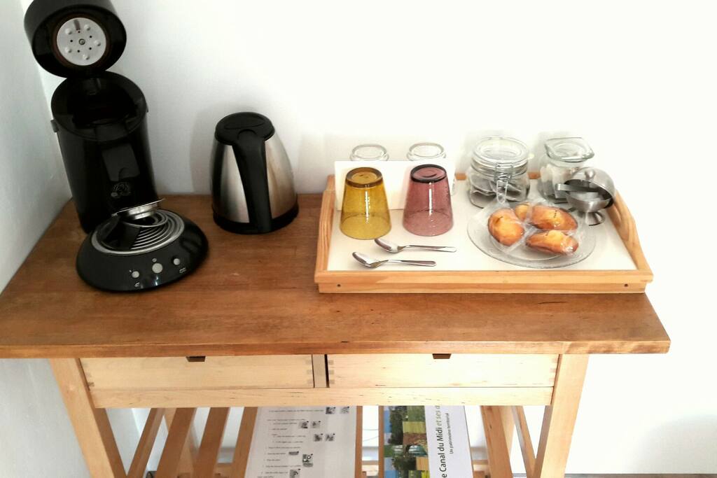 Café, thé et madeleines seront à votre disposition dans la chambre