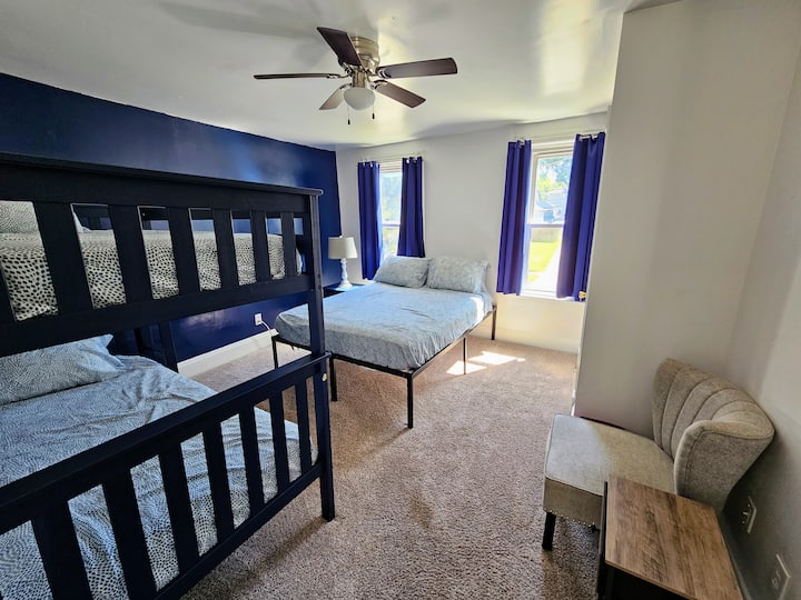 Dhomë gjumi blu, krevat dopio, krevat dopio, hapësirë për t 'u ulur. 