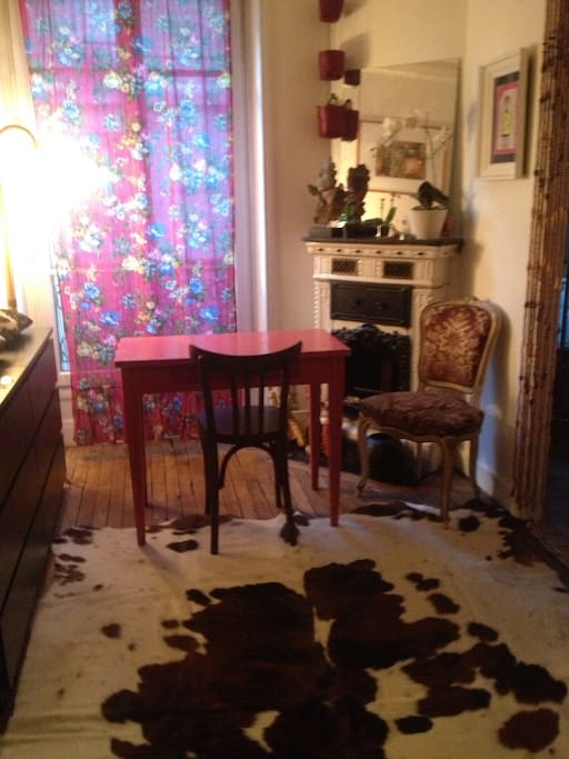 1ère pièce dans laquelle vous entrez. À gauche il y a l'autre pièce salon/chambre, et à droite la salle de bain et la cuisine.