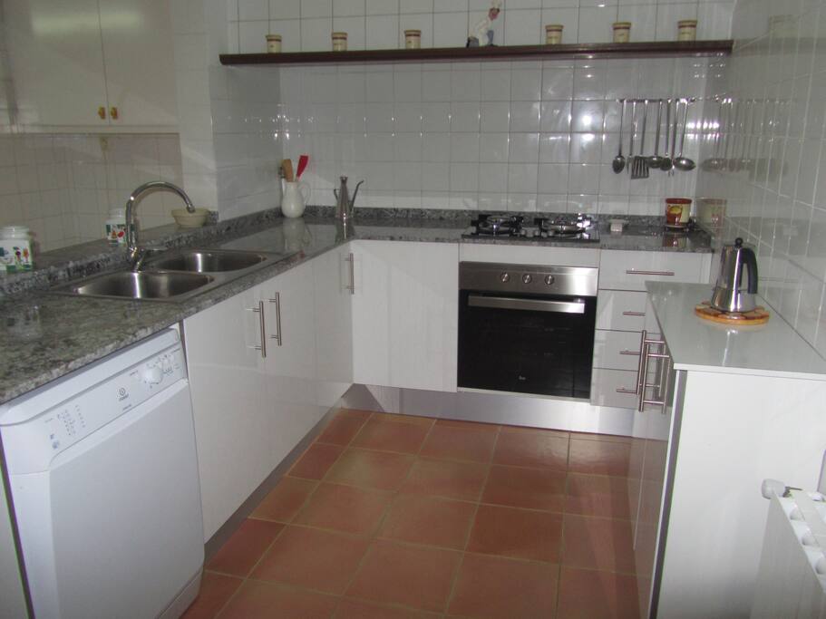 cocina-offis, lavavajillas, microonas.