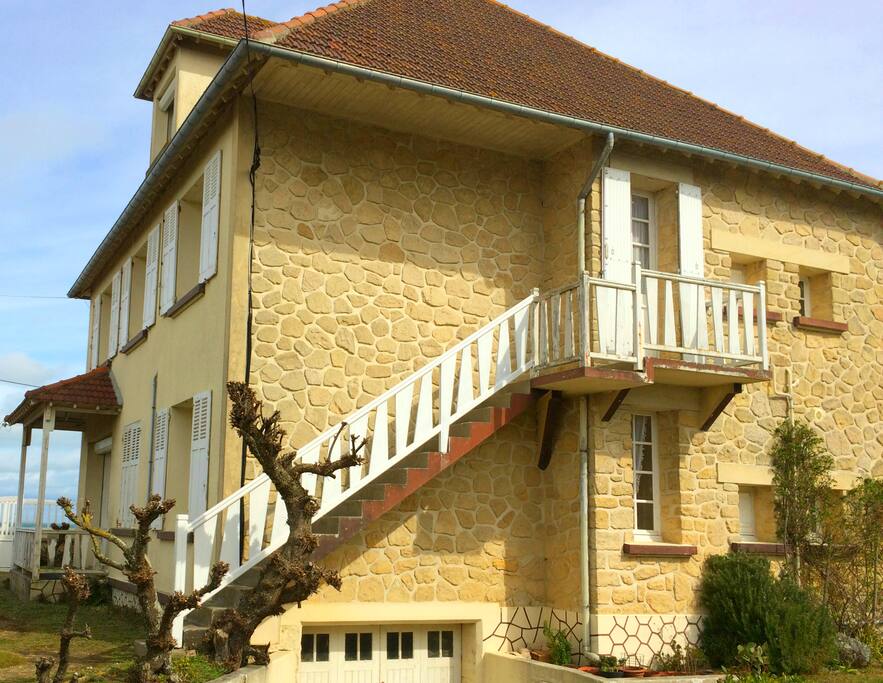 Accès au 1er étage indépendant de la maison par l'escalier