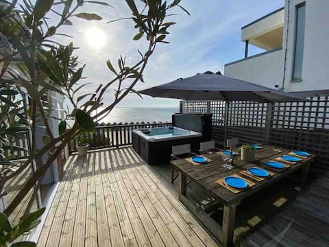 Cowes beach house with panoramic sea views