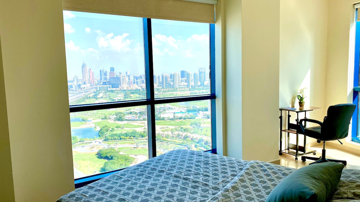 Pogled kroz prozor iz spavaće sobe 