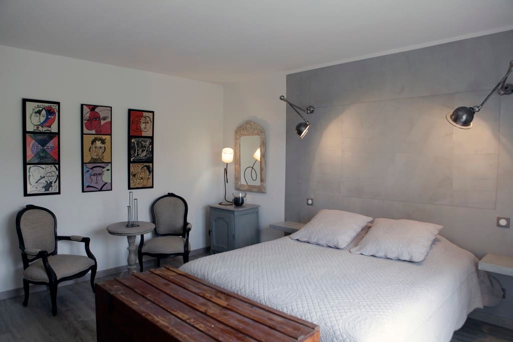 Chambre "Peinture" :
A l'étage. Chambre claire. Lit 160x200,