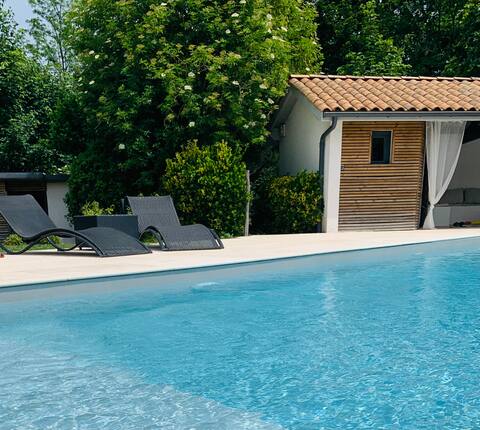 Relaxing nature cottage with pool